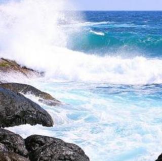 【海洋助眠白噪音】雨后海浪拍打礁石