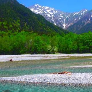 山下湖景，轻柔的鸟儿歌唱和令人放松的风声