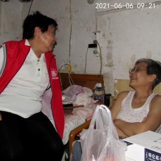 圆了82岁的刘桂兰做一名志愿者梦想