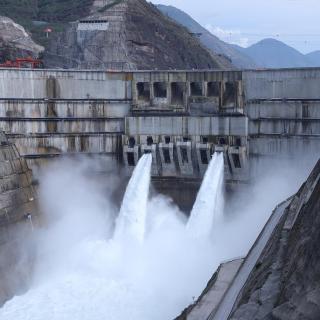 《双语新闻》白鹤滩水电站投产发电