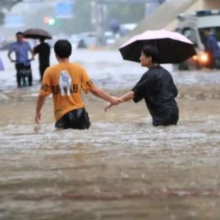 风雨面前我们一起扛！  主播—何旭光