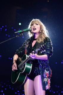Babe(solo acoustic live at reputation tour )-Taylor Swift