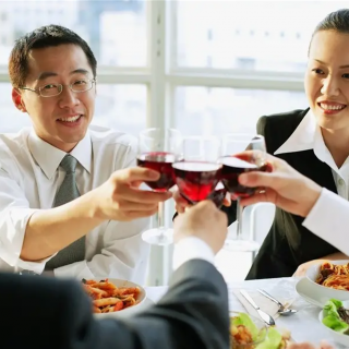陪领导宴请客户，别埋头吃饭，记着你的三大任务