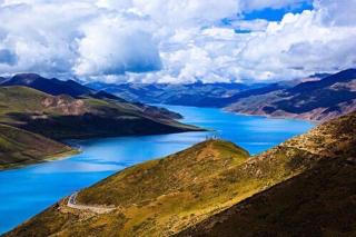 西藏感受之五：《羊卓雍措，挂在天边的圣湖》～作者：李振声