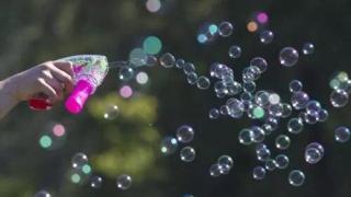百科解答 | 为什么泡泡在空中是五颜六色的？