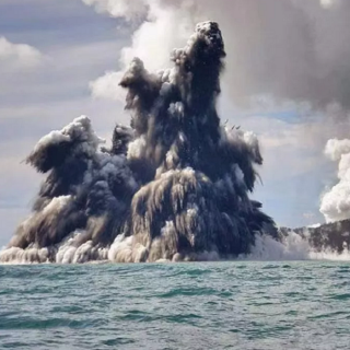 外媒报道汤加火山爆发真实当量