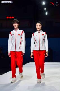 北京冬奥会中国体育代表团领奖服