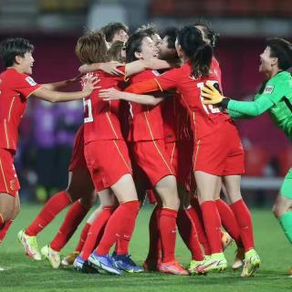 沸腾！中国女足逆转绝杀韩国，勇夺亚洲杯冠军！“铿锵玫瑰”用英语怎么说？