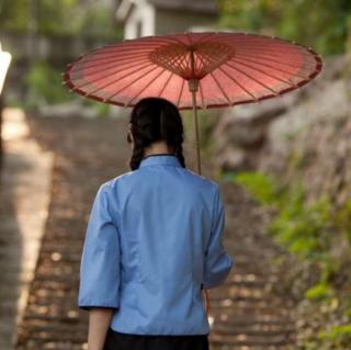 《雨在下》