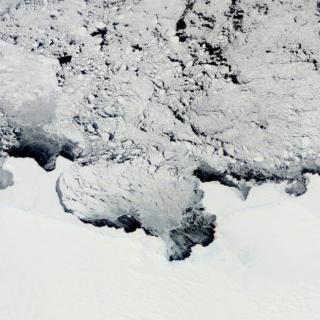 南极洲上一块纽约市大小的冰盖融化坍塌