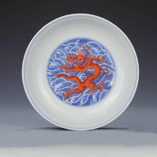 青花矾红龙纹盘-云南省博物馆