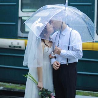 爱情故事：伞下的暖意