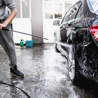 【摩登家庭】“我会拿水管把那辆车冲洗干净。”