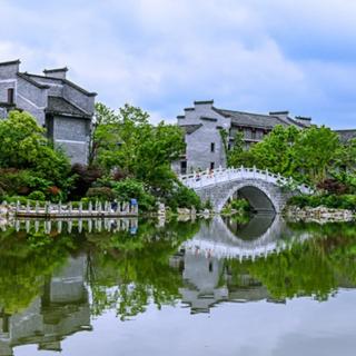 洛阳城里见秋风