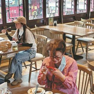 Shanghai diners savor resumption of service