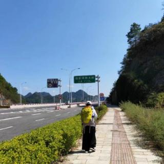 牛丽君诵读《通往母校的道路－赠学弟凌子》作者：赵腊平