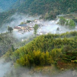 多雨的小村（谭仲池诗 费一轩曲）