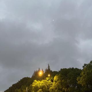 雨夜，让灵魂躲起来哭