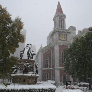 半生风雪，吹落深秋霜月