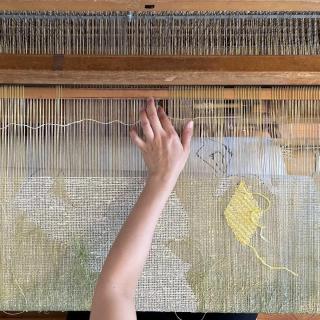 从记者转型织物艺术家：在织布机上找到新的表达方式｜新闻实验室