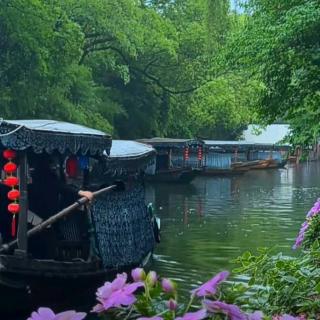 等一场雨，听一窗风，做一帘烟雨梦。