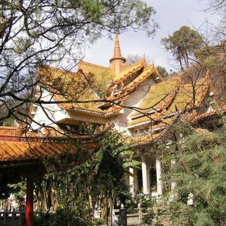 《登圆通寺》——余光中