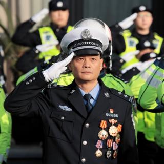 警徽闪光，豪气长存