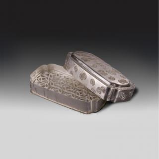 银錾刻团花纹长方委角盒 · 故宫博物院