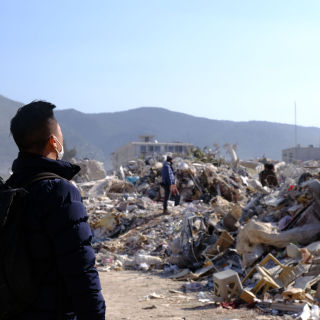 #057 我在土耳其震区采访纪实：每一步都是新闻现场，在废墟旁闻到