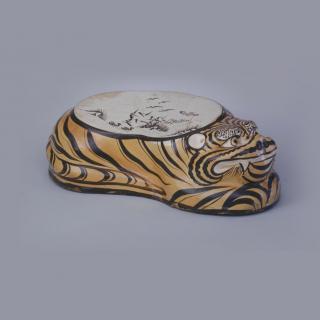褐釉彩绘虎形枕 · 故宫博物院
