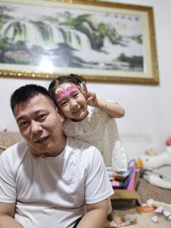 小一班刘贝淇和她的爸爸《乌鸦喝水》（来自FM293033741）